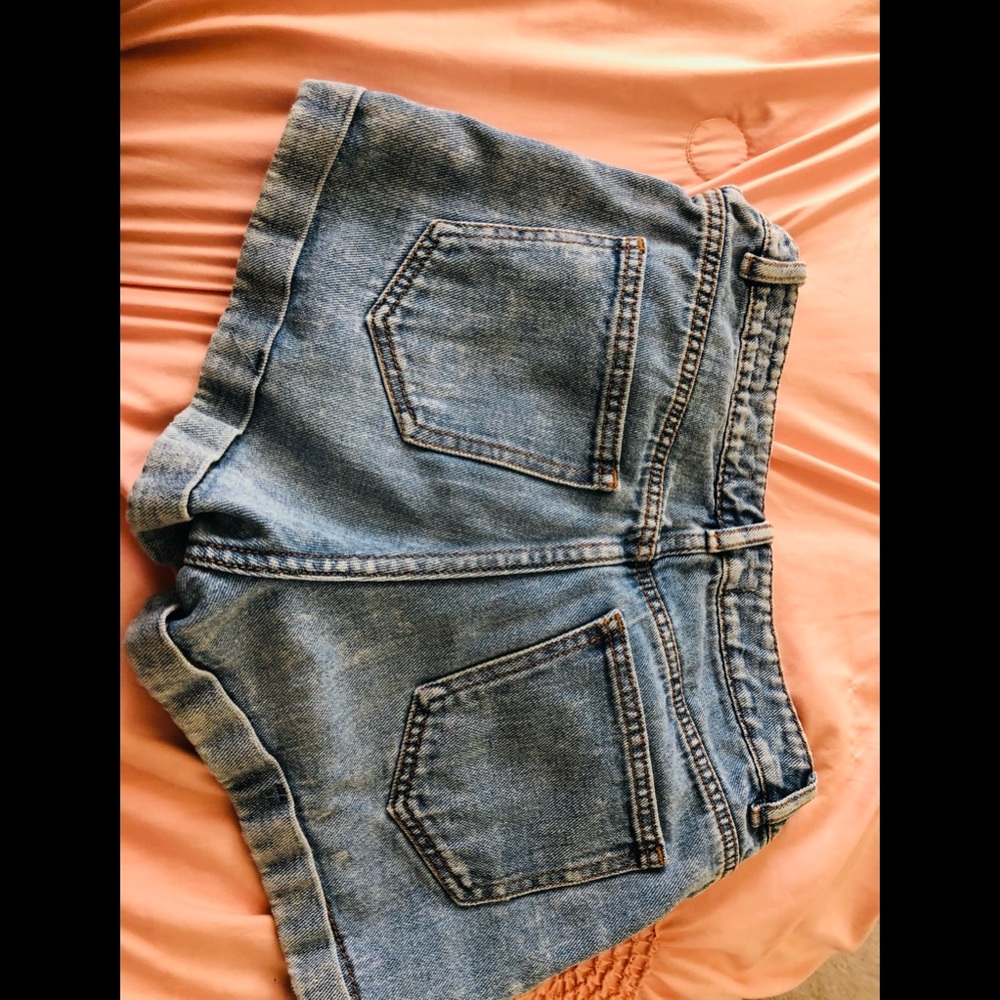 Cute booty lifting shorts!! Throw offers!!😘